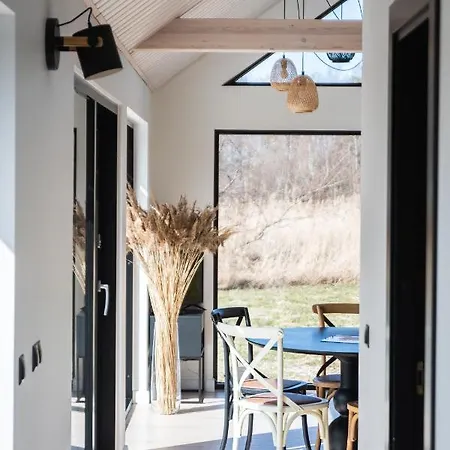 Paerli Puhkemaja / Pearl Riverside House *