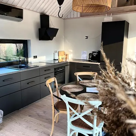 Paerli Puhkemaja / Pearl Riverside House *