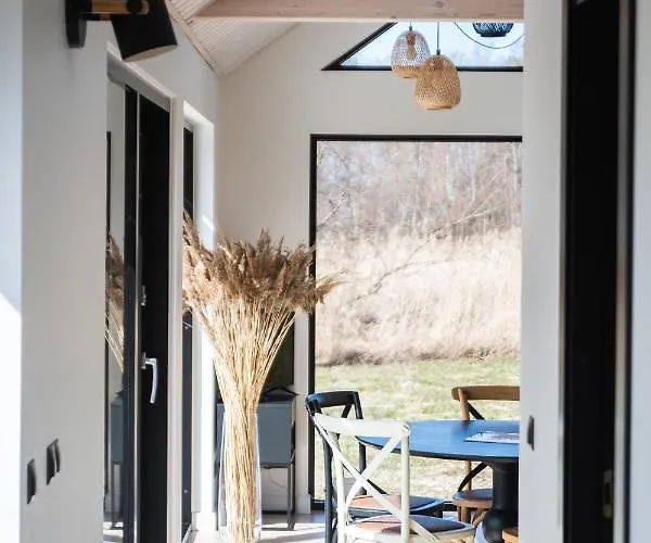 Paerli Puhkemaja / Pearl Riverside House *