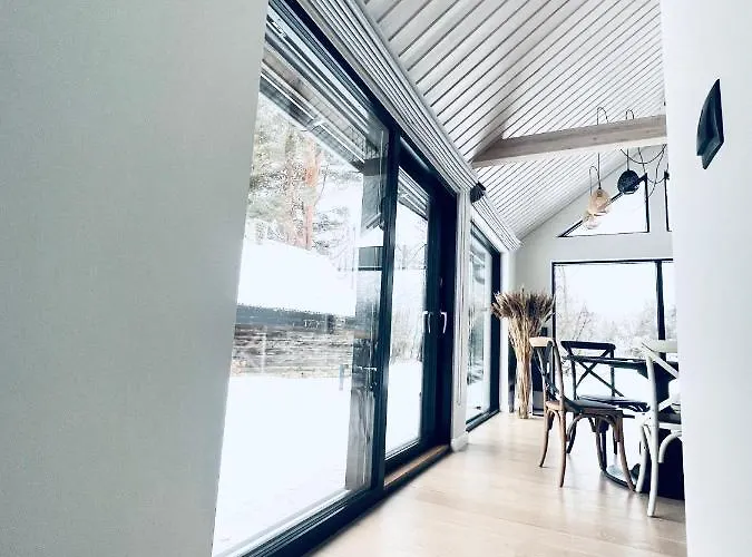 Paerli Puhkemaja / Pearl Riverside House *