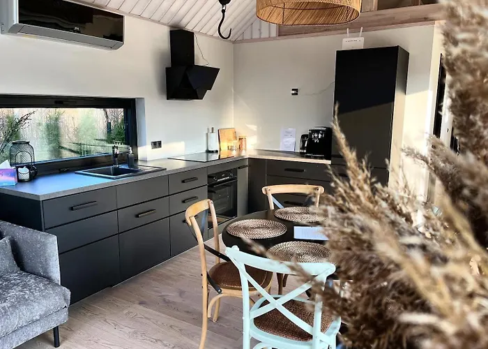 Paerli Puhkemaja / Pearl Riverside House *